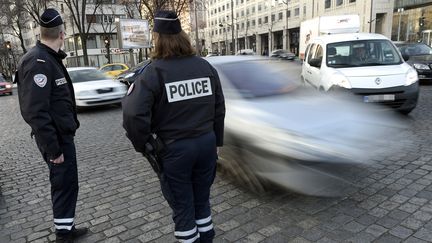 Des policiers contr&ocirc;lent les v&eacute;hicules &agrave; Paris, le 23 mars 2015. (LIONEL BONAVENTURE / AFP)