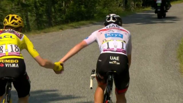 Tadej Pogacar pousse une première fois Jonas Vingegaard à la faute en accélérant dans la descente du Col de Spandelles, avant de chuter dans un virage. Grand seigneur, le maillot jaune attend son valeureux adversaire et les deux hommes se tapent dans la main. La classe !