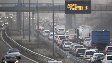 Des embouteillages à Lyon, le 24 janvier 2017 (illustration). (PHILIPPE DESMAZES / AFP)