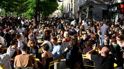 Des personnes en terrasse à Marseille, le 19 mai 2021. (NICOLAS TUCAT / AFP)