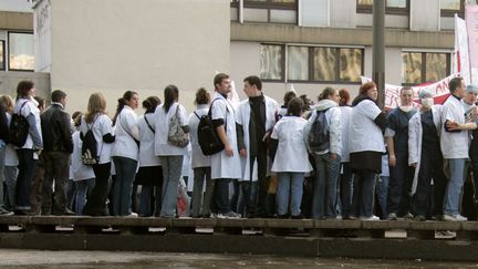 Des étudiants infirmiers manifestent à Paris, le 2 novembre 2006 (image d'illustration). (DOMINIQUE FAGET / AFP)