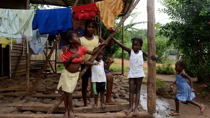 Aujourd'hui, Sao Tomé-et-Principe est considéré comme un État pauvre: 80% de ses recettes proviennent de l'aide internationale. Malgré l'instabilité politique continue, le "leve leve" ("doucement doucement") reste la philosophie de Sao Tomé-et-Principe. Aujourd'hui, les enfants sont nombreux sur les îles (comme ici, à Principe) car 45% des Santoméens ont moins de 15 ans. Le pays jouit d'un système scolaire relativement bon, qui permet aux trois quarts de sa population de savoir lire et écrire... ainsi que d'apprendre le français, langue obligatoire au niveau collège. (Esme Allen/REX Shutters/SIPA)