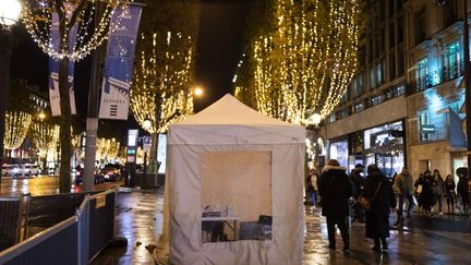 Une tente de tests au Covid-19 sur les Champs-Elysées, à Paris, le 21 novembre 2022. (MAGALI COHEN / HANS LUCAS / AFP)