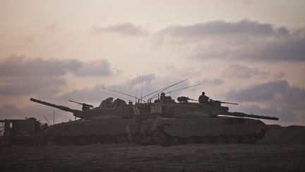 &nbsp; (Des soldats israéliens à la frontière de Gaza, le 30 juillet. © MaxPPP /Omer Messinger)