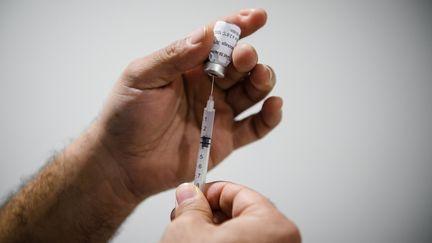 Une dose de vaccin (Illustration).&nbsp; (CLEMENT MAHOUDEAU / AFP)