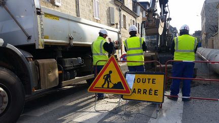 Des ouvriers travaillent sur un chantier de voirie. (Illustration).&nbsp; (NICOLAS BLANZAT / FRANCE-BLEU LIMOUSIN)