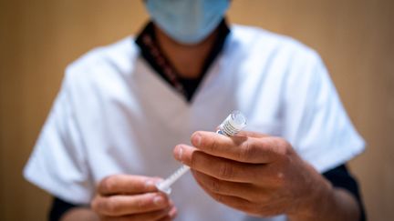 Un membre du personnel soignant du centre de vaccination contre le Covid-19 de Dinan (Côtes-d'Armor) prépare une injection de vaccin de Pfizer-BioNTech le 30 avril 2021. (MARTIN BERTRAND / HANS LUCAS / AFP)