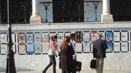 Citoyens s'attardant devant les affiches des multiples partis politiques place de la Kasbah à Tunis (Photo Laurent Ribadeau Dumas)