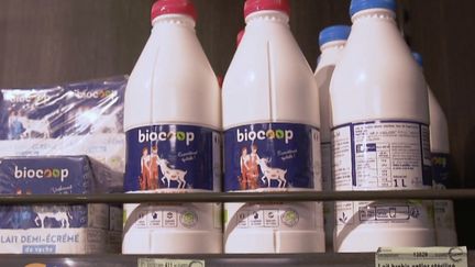 Afin de trouver des quantités suffisantes de produits bio au meilleur prix, les distributeurs s'adressent à des producteurs qui respectent le cahier des charges bio, mais pas toujours les cycles de la nature. (FRANCE 2)