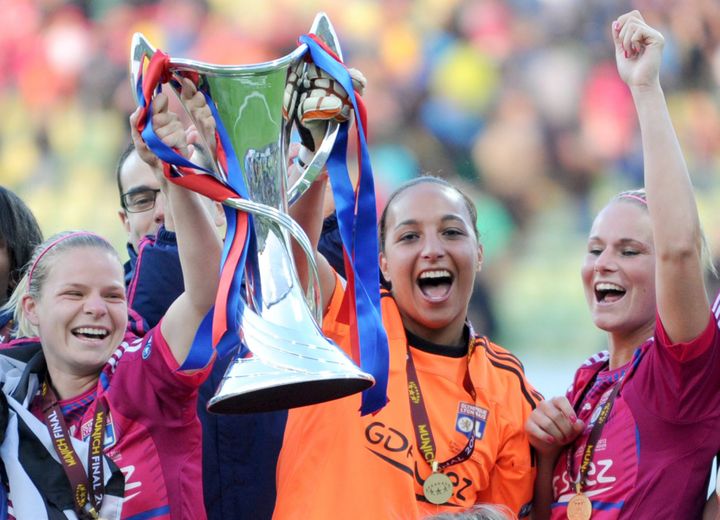 Lyonnaises Eugénie Le Sommer, Sarah Bouhaddi and Amandine Henry (from left to right) with their second Champions League win in a row, May 17, 2012. (MAXPPP)