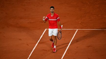 Novak Djokovic s'est qualifié ce mercredi en demi-finales de Roland-Garros.&nbsp; (CHRISTOPHE ARCHAMBAULT / AFP)