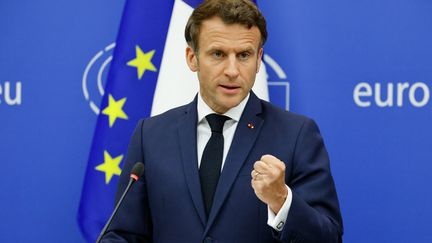 Le président français Emmanuel Macron lors de sa conférence de presse au Parlement européen de Strasbourg (Bas-Rhin) le 9 mai 2022 (LUDOVIC MARIN / POOL)