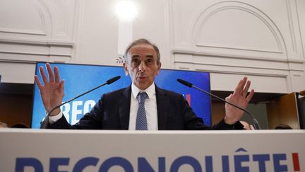 Eric Zemmour, président du parti Reconquête, s'exprime depuis le QG du parti, à Paris, le 09 juin 2024. (IAN LANGSDON / AFP)