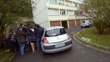 Des journalistes devant le domicile d'un des membres présumés de la filiède jihadiste de&nbsp;Champigny-sur-Marne (Val-de-Marne) le 19 novembre 2014. (LIONEL BONAVENTURE / AFP)