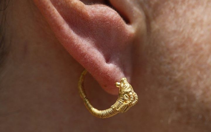 Boucle hellénistique découverte à Jérusalem portée à l'oreille
 (MENAHEM KAHANA / AFP)
