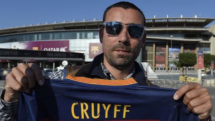 Un admirateur de Johan Cruyff lui rend hommage devant le Camp Nou à Barcelone (LLUIS GENE / AFP)