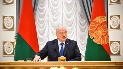 Le président biélorusse Alexandre Lukashenko donne une conférence de presse à Minsk, le 6 juillet 2023. (ALEXANDER NEMENOV / AFP)