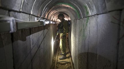 Un soldat isra&eacute;lien marche dans un tunnel du Hamas, entre Gaza et Isra&euml;l, le 25 juillet 2014. (JACK GUEZ / AFP)