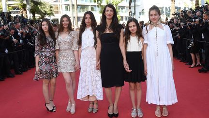 Deniz Gamze Erguven pose avec les actrices de "Mustang" à Cannes, en mai dernier.
 (ANNE-CHRISTINE POUJOULAT / AFP)