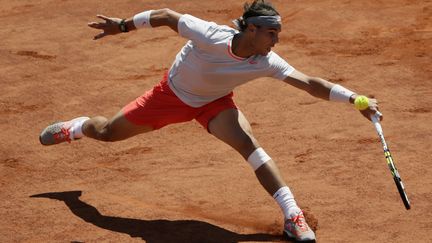 Rafael Nadal, en demi-finale de Roland-Garros, contre Novak Djokovic, le 7 juin 2013. (KENZO TRIBOUILLARD / AFP)