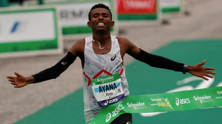 L'Éthiopien Abeje Ayana a remporté le marathon de Paris, le 2 avril 2023. (GEOFFROY VAN DER HASSELT / AFP)