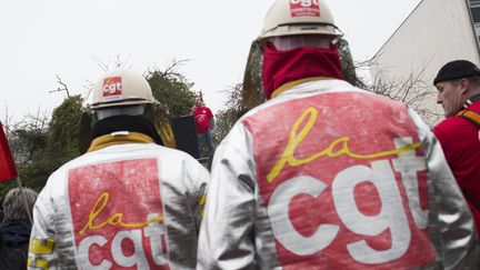 Des ouvriers de Goodyear manifestent devant le si&egrave;ge social de la soci&eacute;t&eacute;, &agrave; Rueil-Malmaison (Hauts-de-Seine), le 12 f&eacute;vrier 2013. ( MAXPPP)