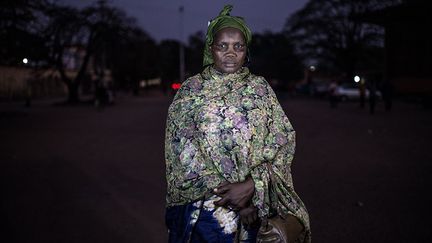 présidente de l’Association des victimes, parents et amis du 28 septembre 2009 (Avipa), raconte: «Oui, nous voulons croire en la justice nationale, car nous pensons qu’il vaut mieux un grand procès à Conakry, avec l’ensemble des auteurs présumés, qu’un procès à La Haye qui ne pourrait juger, au mieux, que quelques-uns des plus hauts responsables, loin des victimes et de leurs familles. Le bureau de la Procureure de la CPI joue un rôle très important en Guinée, à travers l’examen préliminaire ouvert et ses missions régulières à Conakry. Mais après tous les crimes commis en Guinée depuis 60 ans, nous estimons que c’est d’abord à la justice guinéenne de juger leurs auteurs, et que c’est à cette condition que l’impunité pourra enfin cesser. Cependant, si la justice guinéenne n’allait pas au bout de son engagement, alors nous nous tournerons vers La Haye, sans hésiter. C’est le principe même de la complémentarité entre justice nationale et justice internationale.» (Tommy Trenchard )