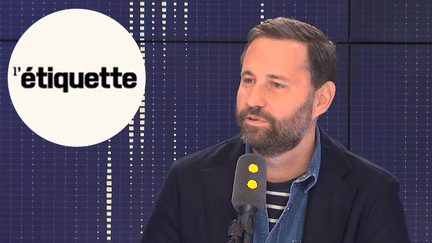 Marc Beaugé prend la tête de la rédaction de L'Etiquette, un semestriel&nbsp;qui donne des conseils mais s'appuie sur&nbsp;la mode masculine pour parler de sujets de société ou d'histoire. (FRANCEINFO / RADIOFRANCE)