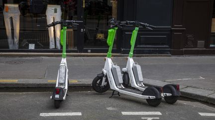 Des trottinettes électriques en libre-service, à Paris, le 27 mars 2023. (CAROLINE PAUX / HANS LUCAS / AFP)