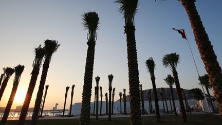 Le soleil se couche sur le Louvre d'Abu Dhabi, pendant son inauguration, le 8 novembre 2017, sur l'île de Saadiyat, aux Emirats arabes unis. (KARIM SAHIB / AFP)