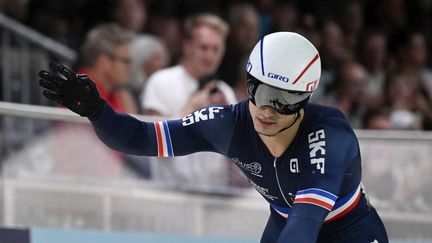 Battu en demi-finale, le Français Rayan Helal relève la tête en match pour le bronze où il domine le Britannique Hamish Turnbull en deux manches. Nouvelle médaille pour le cyclisme sur piste tricolore !