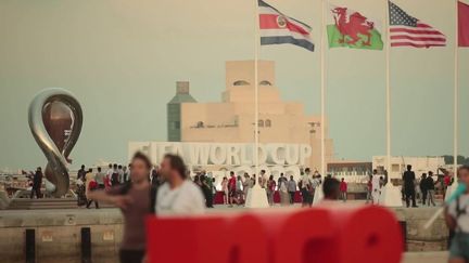 La Coupe du monde de football au Qatar est celle qui a coûté le plus cher à organiser. L'émirat a en effet déboursé plus de 200 milliards d'euros depuis 2010. (France 2)