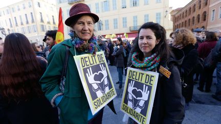 Des soutiens de Cédric Herrou, l'agriculteur français jugé par le tribunal de Nice pour avoir aidé des migrants, le 4 janvier 2017. (CLAUDE PARIS/AP/SIPA / AP)