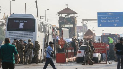 Des Casques bleus et des secours sur le lieu d'une frappe israélienne à Sidon, au Liban, le 7 novembre 2024. (MAHMOUD ZAYAT / AFP)