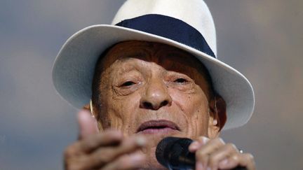 Le chanteur Henri Salvador au Palais des Congrès à Paris, le 6 février 2004. (FRANCOIS GUILLOT / AFP)