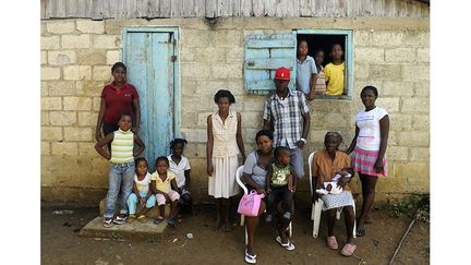 Elle pose avec quatre générations de sa famille devant sa maison de Batey La Higuera. (REUTERS / Ricardo Rojas )