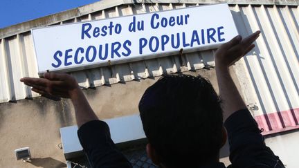 Une manifestation a eu lieu dès le 30 septembre devant le local du Secours populaire à Hayange pour protester contre sa fermeture. (PIERRE HECKLER / MAXPPP)