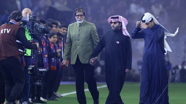 L'acteur indien Amitabh Bachchan (gauche), le ministre saoudien Turki Al-Sheikh (centre) et le président qatarien du PSG, Nasser Al-Khelaifi (droite) avant le match amical entre Paris et la Riyad Season Team, en Arabie saoudite, le 19 janvier 2023. (FAYEZ NURELDINE / AFP)