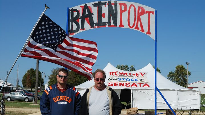 Deux salari&eacute;s de Sensata Technologies, firme rachet&eacute;e par Bain, protestent contre les d&eacute;localisations&nbsp;pr&eacute;vues en Chine, &agrave; Freeport (Illinois), le 19 septembre 2012. (MIRA OBERMAN / AFP)