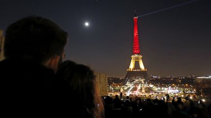 La Tour Eiffel s'est parée des couleurs&nbsp;du drapeaux belge dès la tombée de la nuit, mardi 22 mars 2016.&nbsp; (PHILIPPE WOJAZER / REUTERS)