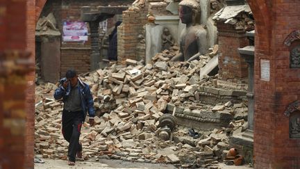 Un homme pleure, dimanche 26 avril 2015, pr&egrave;s des ruines d'un temple apr&egrave;s le s&eacute;isme qui a touch&eacute; le N&eacute;pal la veille, &agrave;&nbsp;Bhaktapur, pr&egrave;s de Katmandou. (NAVESH CHITRAKAR / REUTERS)