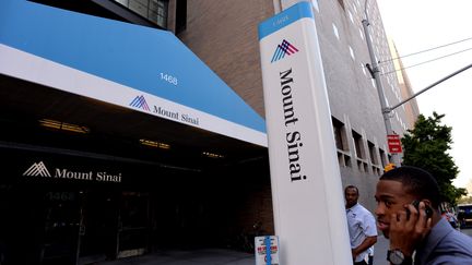 L'entr&eacute;e du Mount Sinai Hospital de New-York (Etats-Unis), le 4 ao&ucirc;t 2014. (STAN HONDA / AFP)