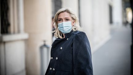 La présidente du Rassemblement national, Marine Le Pen, rejoint une réunion politique présidée par le Premier ministre en présence des chefs de partis, le 21 octobre 2020 à Paris. (ARTHUR NICHOLAS ORCHARD / HANS LUCAS / AFP)