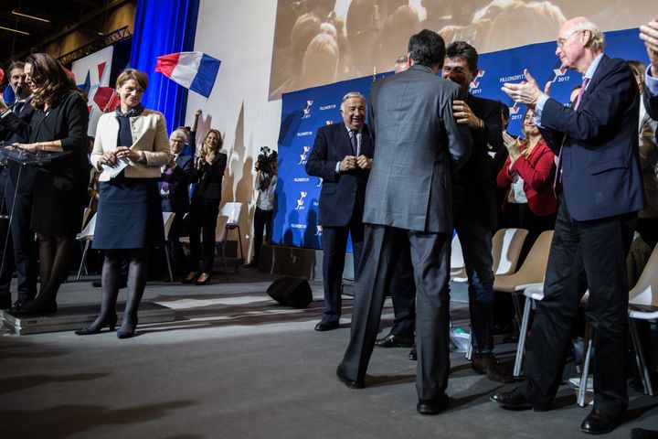 François Fillon salue Henri de Castries lors d'un meeting à Paris, le 25 novembre 2016. (HAMILTON / REA)