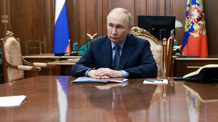 Le président russe Vladimir Poutine participe à une réunion avec le PDG de Promsvyazbank à Moscou, le 29 août 2024. (ALEXANDER KAZAKOV / AFP)