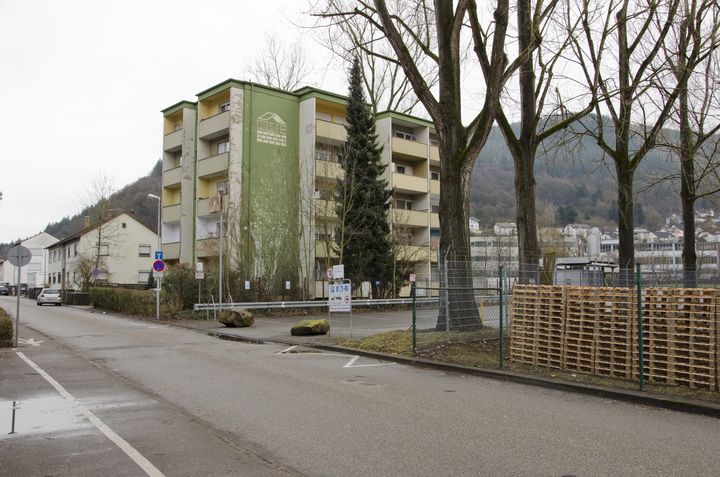 L'immeuble où vivent les Ashour se trouve dans la partie industrielle de la ville, à côté d'une usine de palettes. (THOMAS BAIETTO / FRANCEINFO)