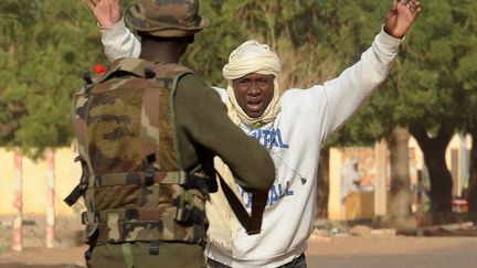 Arrestation &agrave; un point de contr&ocirc;le &agrave; Gao (Mali), le 11 f&eacute;vrier 2013. (PASCAL GUYOT / AFP)