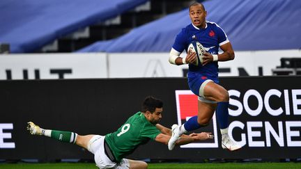 L'ailier de l'équipe de France Gaël Fickou échappe à un plaquage lors du match face à l'Irlande, le 31 octobre 2020 au Stade de France. (ANNE-CHRISTINE POUJOULAT / AFP)