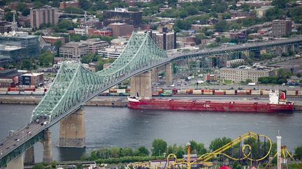 Vue aérienne du pont Jacques Cartier le 21 juin 2019 à Montréal. (SEBASTIEN ST-JEAN / AFP)