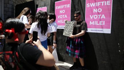 Des "Swifties", des fans de Taylors Swift, avant un concert de la chanteuse, le 9 novembre 2023, à Buenos Aires, en Argentine. (EMILIANO LASALVIA / AFP)